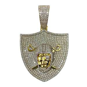 Pendentif Masque de Luxe Sertie de Diamants avec Détail Facial Doré et Design Hip Hop Bling - Product Image 1
