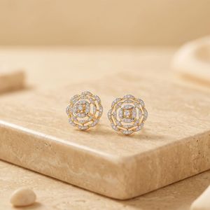 Boucles d'oreilles clous en or jaune avec diamants de laboratoire superposés en forme de cercle floral - Product Image 2