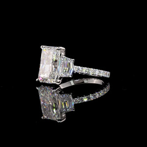 Bague de fiançailles vintage à trois pierres en diamant de laboratoire taille radiant, diamants latéraux certifiés IGI, or 10K 14K 18K, argent 925 935 - Product Image 3