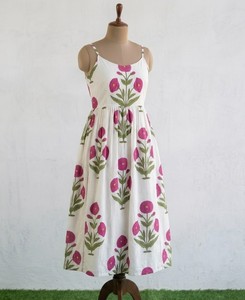 Vestido de algodón con estampado floral para mujer, hecho con tela suave y transpirable, perfecto para uso casual, vacaciones y estilo resort. - Product Image 1