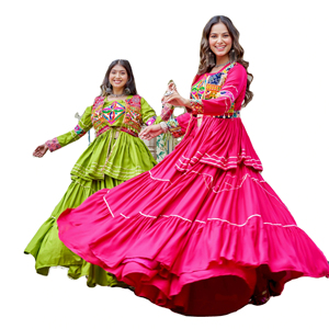 ชุดกูร์ราตี การ์บา ชานียา โจลี สำหรับงานนัวรัตรี ผ้าฝ้ายแท้ งานปักกามาธิ เลเฮนกาโจลี ชุดเลเฮนกาแบบดั้งเดิมของอินเดีย พร้อมผ้าคลุมไหล่ - Product Image 1