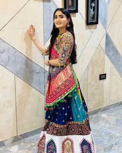 Ensemble Lehenga en soie Tussar avec travail de feuille métallique, tenue de mariage ethnique pour femmes, vêtements indiens pakistanais vintage - Product Image 3