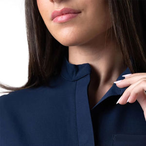 Uniforme Médico Personalizable para Mujer, Manga Corta, Cuello en V, 3 Bolsillos, Ecológico, Ligero, con Protección Contra Agujas, para Hospitales - Product Image 3