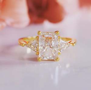 Anillo de Compromiso con Tres Piedras de Moissanita Corte Esmeralda, Plata de Ley 925, Chapado en Oro, Engaste de Garras, para Boda, Aniversario, Fiesta - Product Image 5