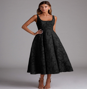 Elegante vestido de algodón negro con cuello cuadrado y hermosos detalles de bordado floral blanco. Disponible a precios de mayorista. - Product Image 2