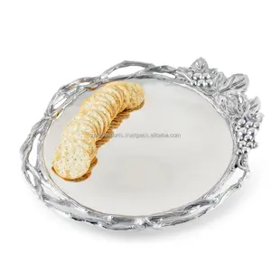 Plateau décoratif en métal fait à la main pour la décoration intérieure de luxe, finition dorée, finition festive avec des lignes mates, grand grossiste - Product Image 1