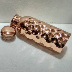 Elegante Botella de Agua de Cobre Martillado, Termo para Bebidas, Ideal para Bienestar, Yoga, Cocina, Comedor y Viajes al Aire Libre - Product Image 1