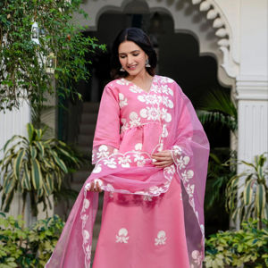 Traje Elegante y Sencillo de Seda Romana - Conjunto de 3 Piezas con Bordado, Top y Pantalón con Corte Lateral de Seda Romana, y Dupatta - Product Image 1