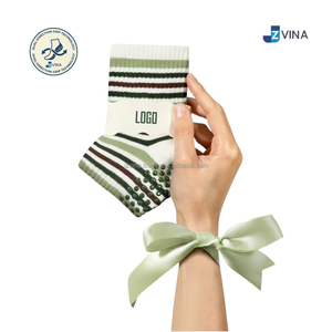 Chaussettes antidérapantes JZVINA pour femmes, rayées, avec logo personnalisé, en tricot doux, avec points en silicone, pour yoga, pilates, barre, studio, entraînement décontracté - Product Image 2