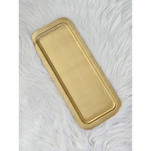 La superficie de latón brillante más solicitada de una bandeja de servir de latón en tono cálido refleja elementos decorativos de forma atractiva. - Product Image 6