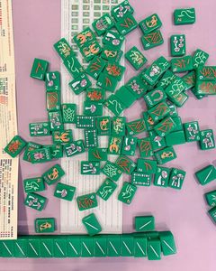 Tuiles de Mahjong Traditionnelles en Résine Vertes et Blanches à Motifs, Ensemble Artisanal de Collection Fait Main, Pièce d'Art Coulée Personnalisée - Product Image 6