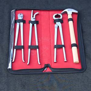 Kit d'outils professionnels pour fermeur de chevaux : Pince à crins, Extracteur de clous, Extracteur de sabots, Marteau de fermeur à manche en bois, en mallette - Product Image 1