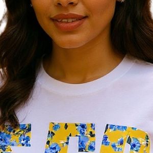 Camiseta Personalizada con Estampado Floral para Mujer, Cuello Redondo, Manga Corta, Diseño con Letras Griegas, Estilo Casual, Verano, Universidad, Moda - Product Image 2
