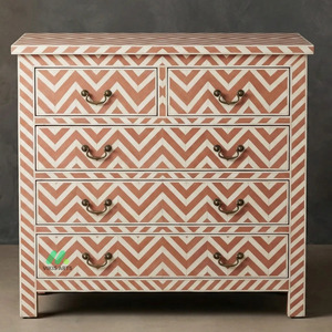 Commode à 5 tiroirs en os incrusté rose, motif chevron rose fait main, meuble de chambre design moderne en bois - Product Image 1