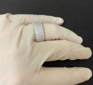 Anillo minimalista de moissanita con corte redondo y banda ancha de eternidad completa, de plata de ley 925 original, joyería fina, regalo sorpresa de boda para ella. - Product Image 5