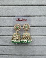 Boucles d'oreilles Jhumka élégantes plaquées or antique, style indien traditionnel, serties de perles et de pierres Kundan, bijoux ethniques pour femmes