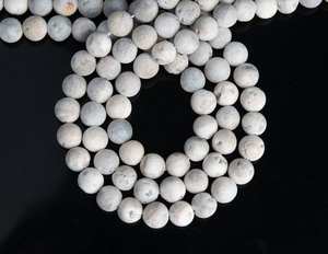 Piedras sueltas redondas de drusa blanca mate natural para la fabricación de joyas, pulseras, collares y manualidades DIY. - Product Image 5