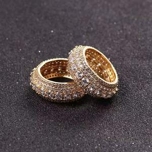 Anillo de banda ancha con forma de diamante de lujo para hombre y mujer, chapado en oro con circonita cúbica, joyería llamativa estilo hip hop. - Product Image 4