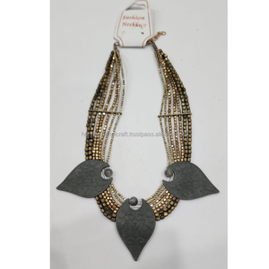 Nouveaux accessoires de mode : Collier en résine luxueux fait main pour fiançailles, avec breloque personnalisée en résine, idéal pour les soirées. - Product Image 4