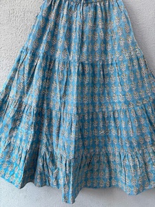 Jupe longue à volants élégante de couleur bleue à motifs floraux, confectionnée dans un tissu doux et respirant, qui flotte magnifiquement avec des imprimés traditionnels en blocs. - Product Image 6