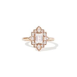 Bague de fiançailles vintage en or jaune 14 carats avec diamant de laboratoire taille émeraude et halo - Product Image 3