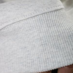 Sudadera FURMAN ASH GREY con cuello alto, 100% algodón, con apliques bordados en morado, cuello ancho, hilos finos. - Product Image 6
