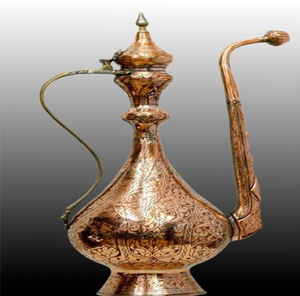 El llamativo surahi de cobre pulido presenta un patrón grabado que presenta una red de motivos intrincados e increíblemente elaborados. Disponible al por mayor. - Product Image 1