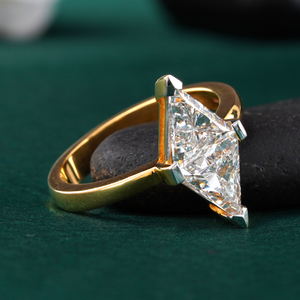 Bague solitaire en diamant de laboratoire taille trillon 2,02 carats, or jaune et blanc 18 carats, clarté VS1, design géométrique pour mariée - Product Image 2