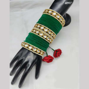 Ensemble de bracelets en velours avec pierres Kundan et perles plaquées or vert, taille 2.6, collection de bijoux élégants et raffinés - Product Image 2