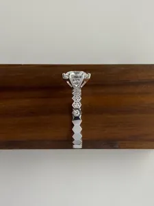 Anillo de Compromiso con Diamante de Corte Redondo en Oro Blanco Sólido con Piedras Decorativas Redondas y Diseño Inspirado en el Art Deco Vintage, un Regalo Elegante - Product Image 3