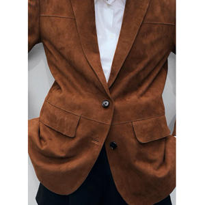 เสื้อแจ็คเก็ตหนังกลับผู้หญิง สีน้ำตาล สไตล์ลำลอง/ทางการ สำหรับใส่ทำงาน ปกเสื้อแบบลา펠 ทรงเข้ารูป สั่งตัดได้ ผลิตจากหนังแกะแท้ แฟชั่นเสื้อโค้ท - Product Image 1