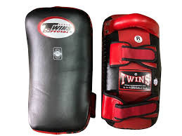 Leather Curved Kick Pad Handheld Training Shield Durable Strike Pad for Gym Coaching Martial Arts Practice and Daily Use - Product Image 4