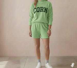 Conjunto de Pantalones Cortos y Jersey de Cuello Alto para Mujer, Ropa Urbana de Invierno en Color Sólido con Tela de Forro Polar para un Atuendo Moderno y Distintivo - Product Image 1