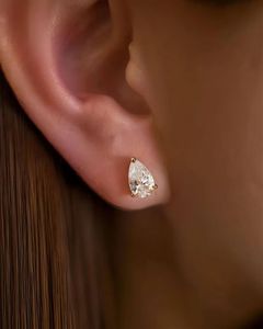 Boucles d'oreilles classiques unisexes Starsgem plaquées or 14 carats, trois griffes, diamant de laboratoire IGI taille poire 1 carat E VS1 - Product Image 1