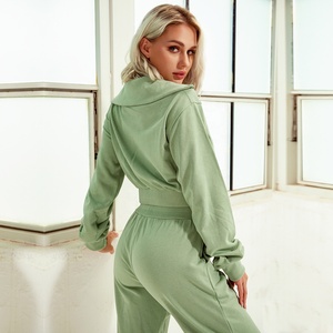 Top corto con cuello para mujer, top elegante con media cremallera, pantalones para correr, conjunto de dos piezas, fabricante al por mayor - Product Image 4