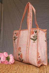 Bolso Tote Acolchado con Estampado Artesanal – Bolso de Hombro de Algodón con Diseño Floral Rosa y Naranja - Product Image 3