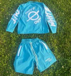 ชุดเซ็ตผู้ชายแบบกำหนดเอง เสื้อผ้าสตรีทแวร์น้ำหนักเบา ชุดวอร์มไนลอน กางเกงขาสั้นกันลม ชุดเซ็ตสำหรับผู้ชาย เสื้อฮู้ดดี้ไนลอนคุณภาพสูงและกางเกงขาสั้น - Product Image 1
