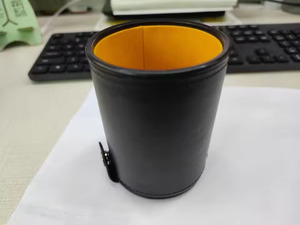 Gobelet à dés noir avec intérieur orange, moulé rond, durable, pour adultes, design minimaliste - Product Image 1