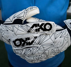 Guantes de portero de fútbol profesionales de alta calidad, con relieve, transpirables, de látex blanco, de la marca Ako. - Product Image 1