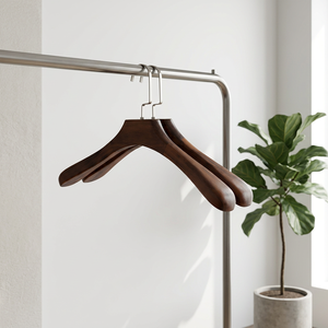 Percha de madera gruesa de alta calidad para ropa masculina con logotipo personalizado, diseño simple, adecuada para armarios y tiendas de ropa. - Product Image 4