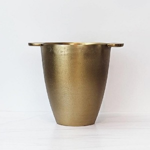 Seau à glace et bac isotherme élégant en aluminium pour bouteille unique avec poignées, idéal pour les fêtes, emballé en carton - Product Image 5