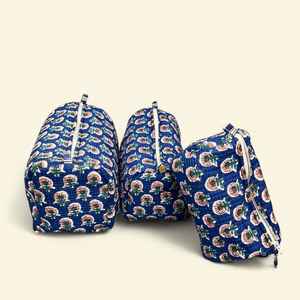 ชุดกระเป๋าเครื่องสำอางแบบควิลท์ลายดอกไม้สั่งทำขายส่ง 3 ชิ้น พร้อมซับในกันน้ำ ผลิตจากผ้าฝ้าย ผู้ผลิตกระเป๋าเครื่องสำอาง - Product Image 1