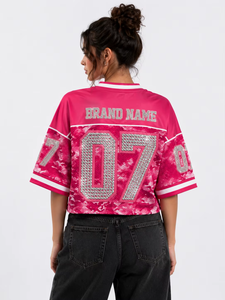 เสื้อเจอร์ซีย์อเมริกันฟุตบอลดีไซน์ลายพรางสีชมพูสดหรูหรา ประดับด้วยคริสตัล งานสั่งทำพิเศษ ODM ทรงไหล่ตก เสื้อครอปพรางตัวพรีเมียม - Product Image 3