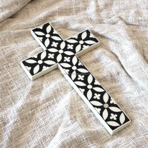 Crucifijo Bohemio Hecho a Mano con Incrustaciones de Hueso, Ecológico, con Patrón de Corazón, Resina de Alta Calidad, Estilo Moderno y Lujoso para Pared - Product Image 3