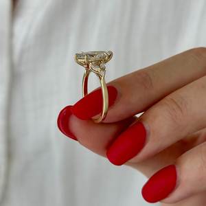 Bague de fiançailles inspirée de la nature avec diamant de laboratoire Marquise de 2 carats, E VVS2, or jaune, certifiée IGI - Product Image 4