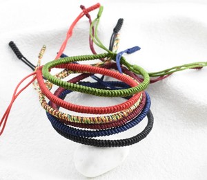Pulsera de la Suerte Tibetana Hecha a Mano de Alta Calidad con Nudos de Cuerda en Rojo, Negro, Marrón, Verde y Multicolor, Elegante y Hermosa - Product Image 2