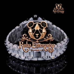 Montre à quartz avec accent en moissanite, boîtier en alliage d'acier brossé et bracelet en métal - Product Image 3