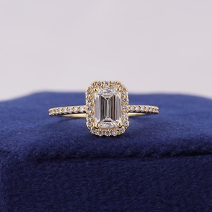 Bague de fiançailles en diamant de laboratoire taille émeraude 0,4 carat, sertie halo, or jaune écologique 14 carats, certifiée IGI, luxe - Product Image 4