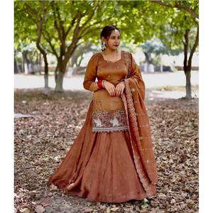 Ensemble de costume en satin de créateur avec broderie multi-aiguilles à sequins - Product Image 5