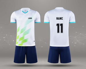 เสื้อกีฬาฤดูร้อนสำหรับผู้ชาย ระบายอากาศได้ดี ผลิตจากโพลีเอสเตอร์ พิมพ์ชื่อได้ ชุดฟุตบอลแห้งเร็ว MOQ ต่ำ - Product Image 1